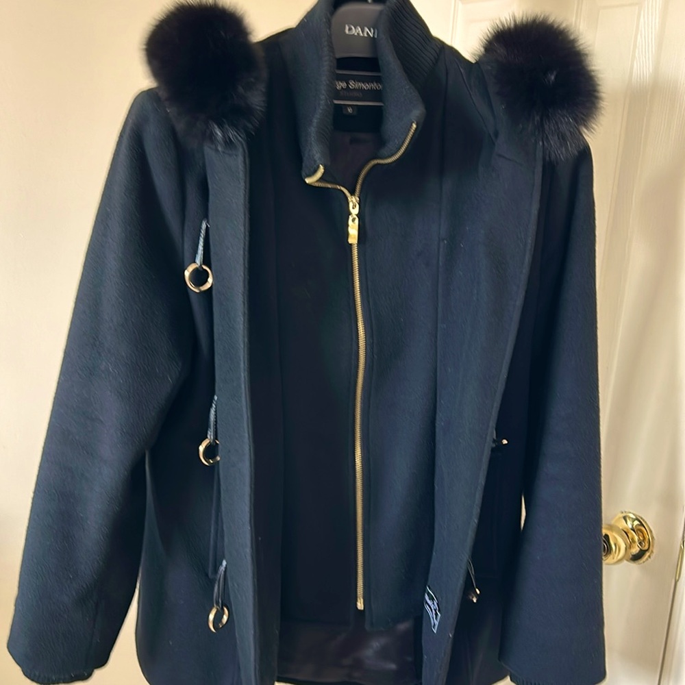 Short car coat with the real fox hood trimming